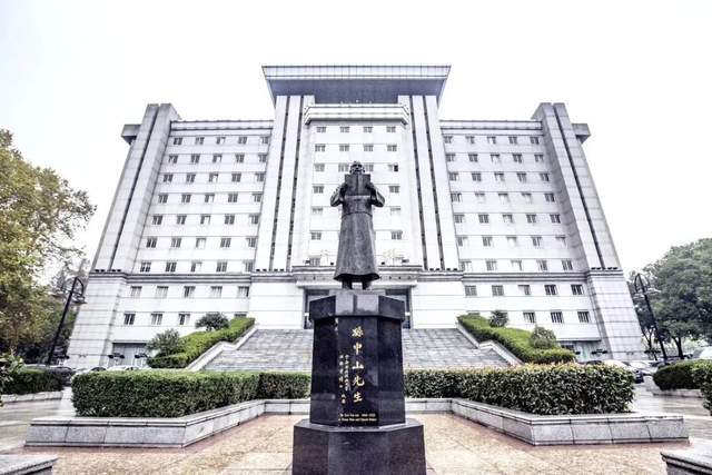 中南财经政法大学在哪个城市